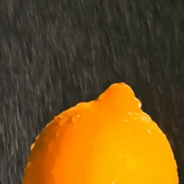 Limón en primer plano durante un spot artístico para Hispalco