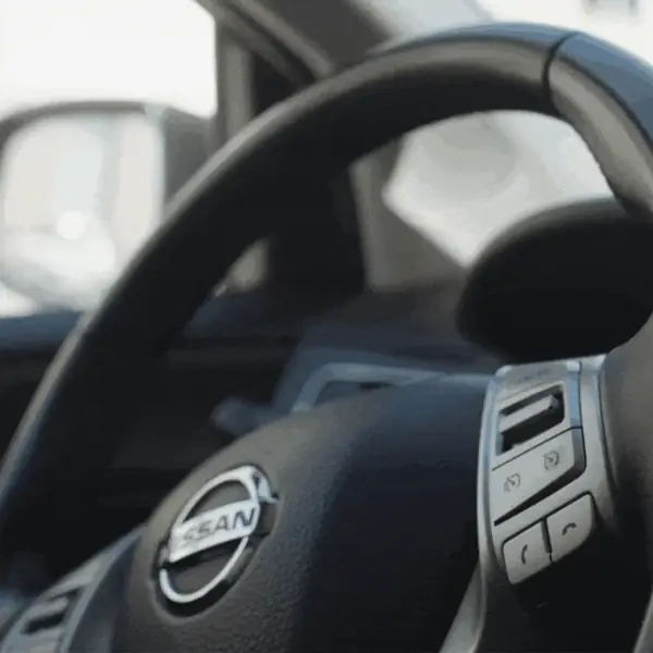 Primer plano de un volante durante un vídeo corporativo para CIS