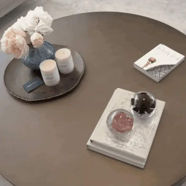Mesa redonda decorada en un vídeo artístico para LY Estudio