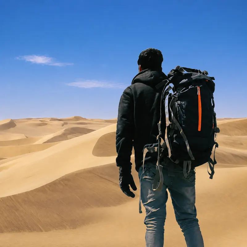 Diseño web de Atman Experience con viajero en el desierto