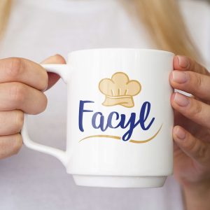 Identidad visual de Facyl Chef aplicada a una taza