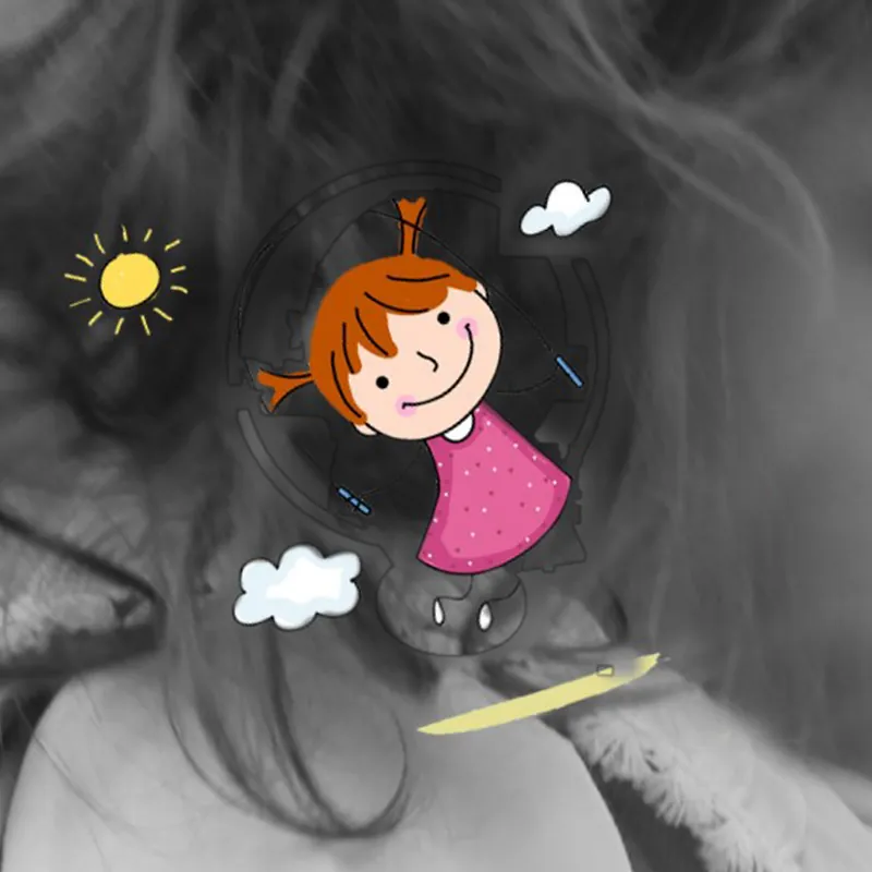 Niña ilustrada balanceándose sobre una fotografía en blanco y negro