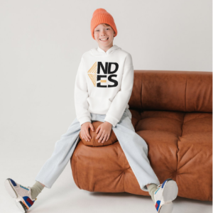 Identidad visual de NDES aplicada a una sudadera