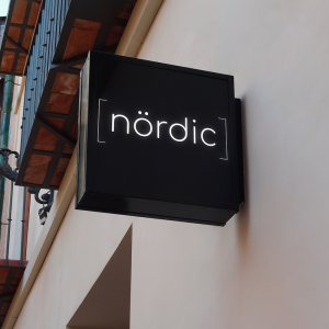 Rótulo luminoso de Nördic Bar con su identidad visual